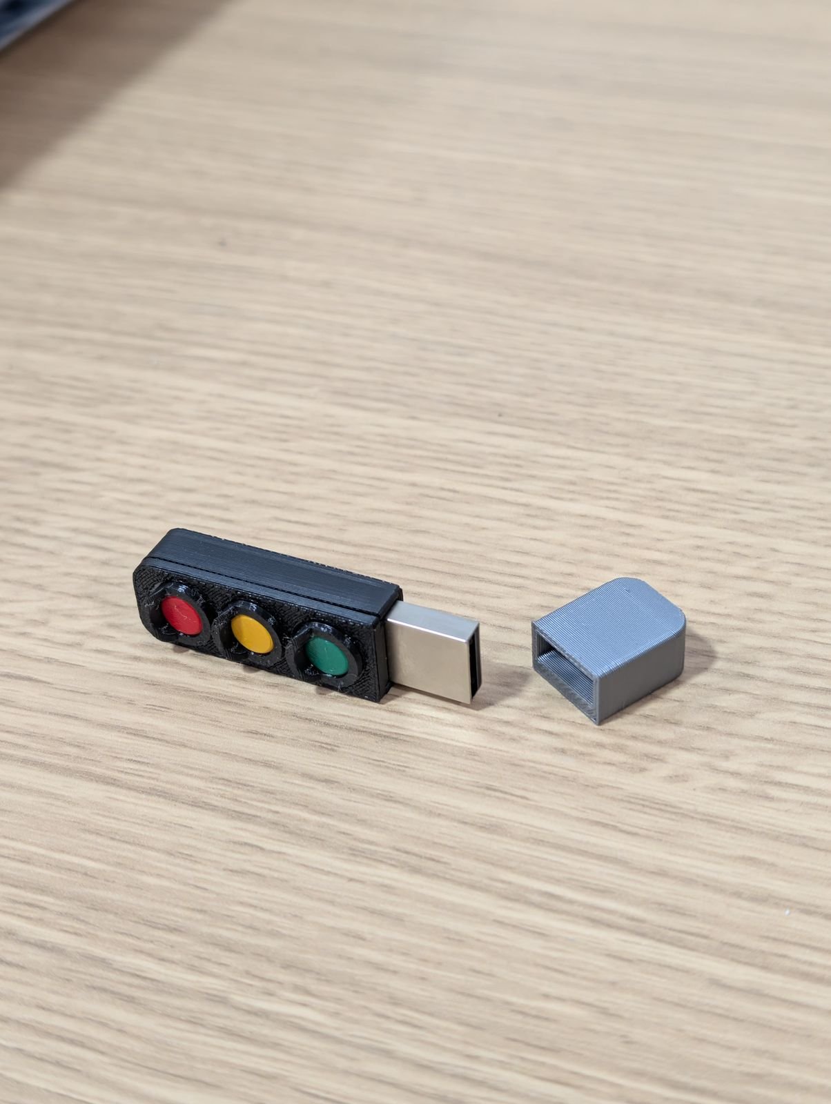 Pendrive con forma de semáforo industrial desarrollado como pieza de identidad para Autotrol