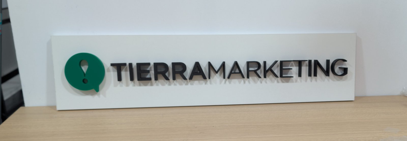 Cartel Corpóreo Híbrido Melamina y 3D Tierra MKT